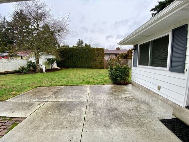 Building Photo - 6224 NW Dogwood Dr