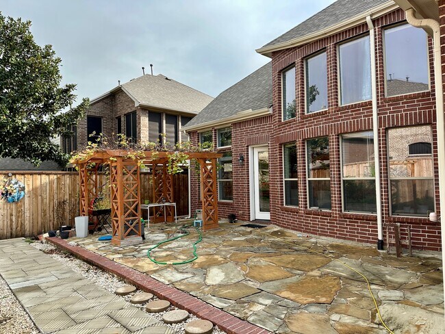 Building Photo - 928 Falcon Dr