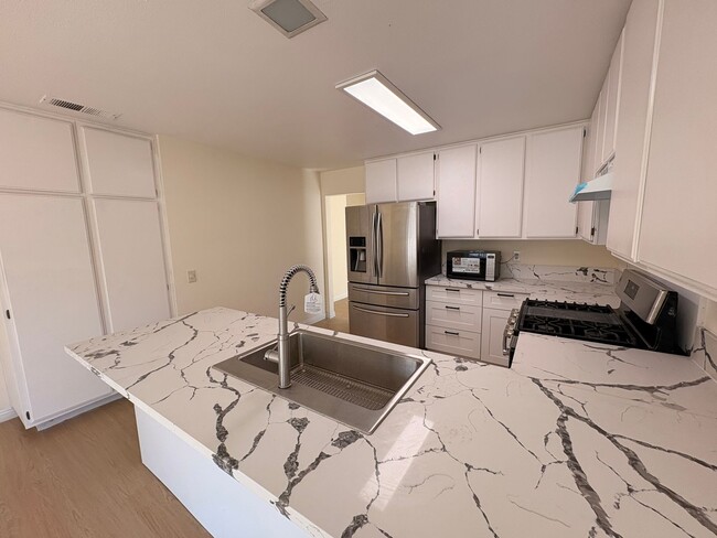Building Photo - Rancho Cucamonga Gem – Stylish Single-Stor...