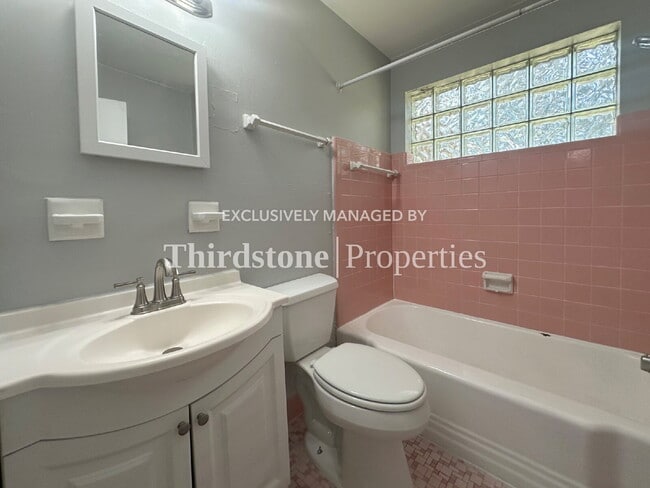 Building Photo - 1038 La Marche Dr