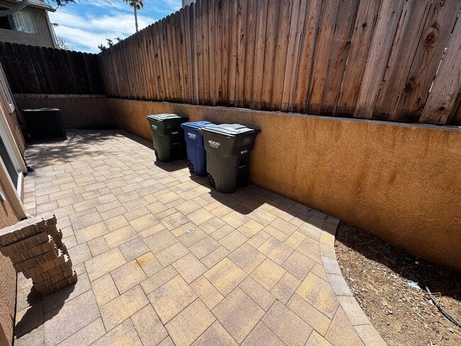 Building Photo - 5 Bedroom Home in El Cajon