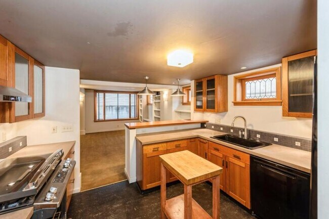 Building Photo - 1 bedroom in Seattle WA 98103