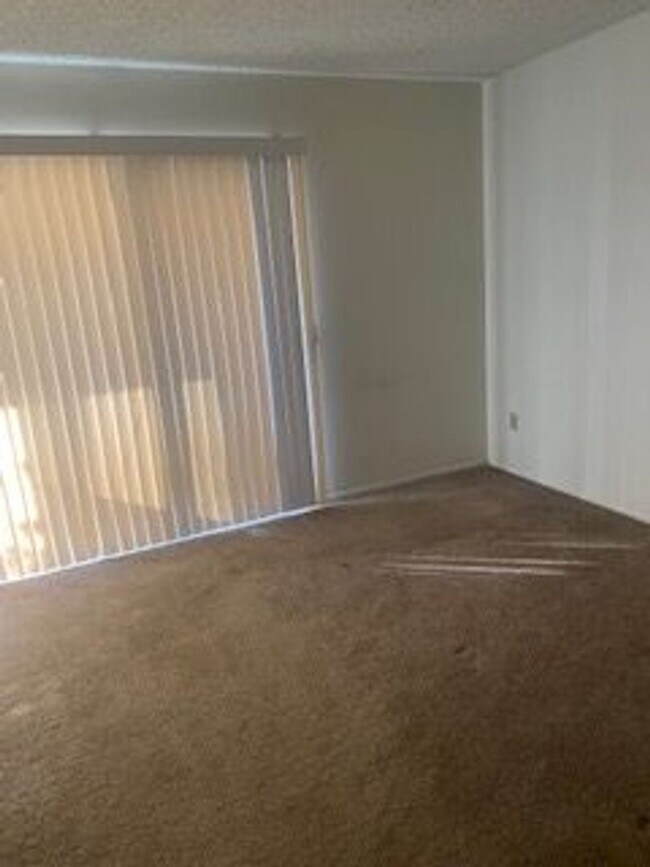 Building Photo - COMING SOON!! 3 BEDROOM / 2 BATHROOM Apartment in Cathedral City