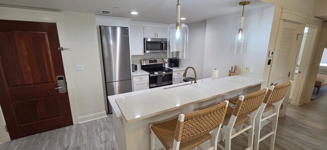 Building Photo - Recently remodeled condo near Baytown Wharf.