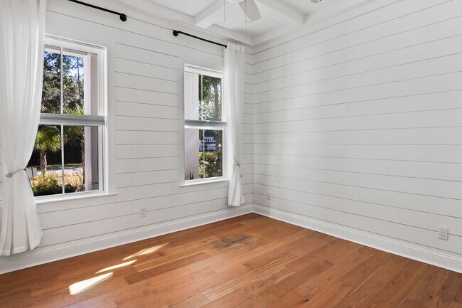 Building Photo - Pool/ Waterfront/ Custom Home in Waterways!