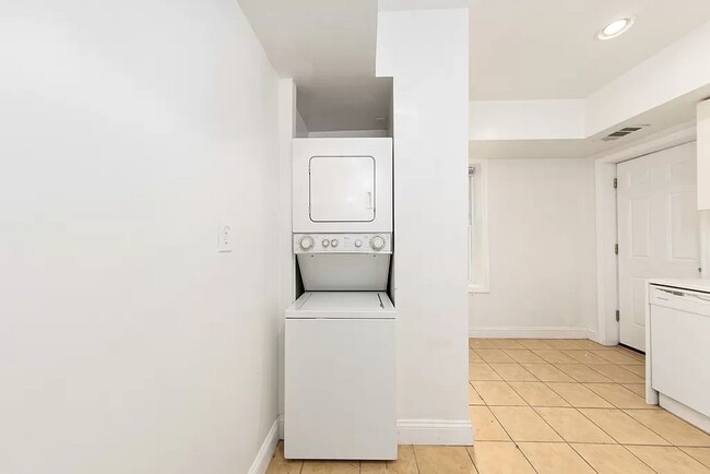 Building Photo - Charming 2br/1ba Near U St/Shaw with Parking!