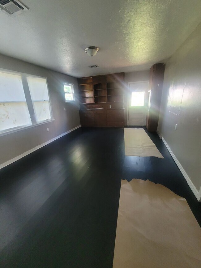 Building Photo - Cute 4 bedroom House