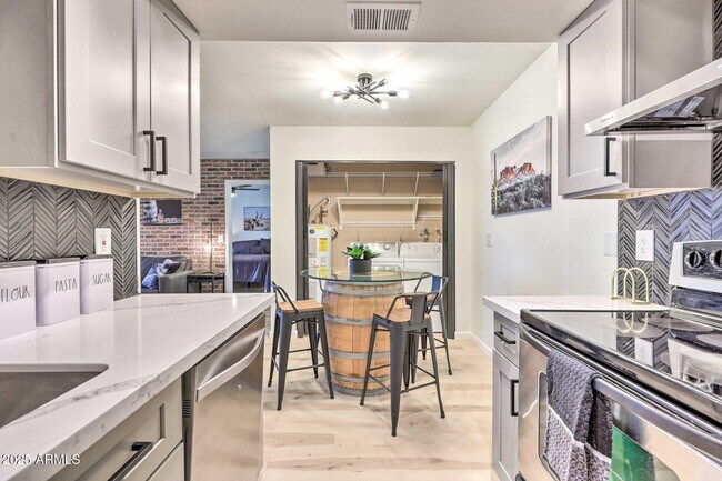 Building Photo - 726 S Nebraska St