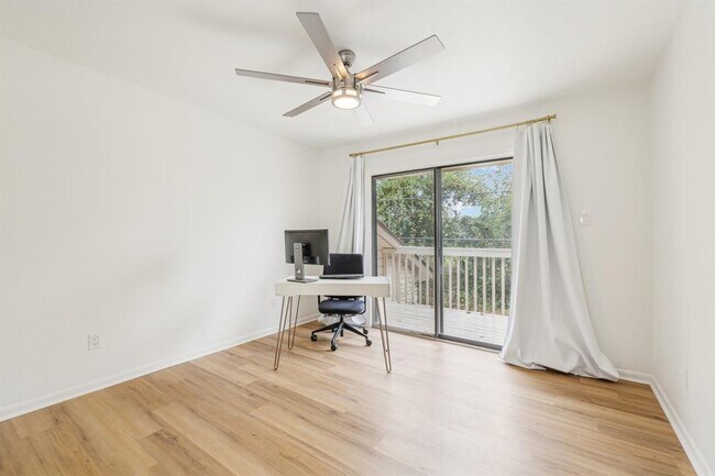 Building Photo - 2201 Lakeway Blvd