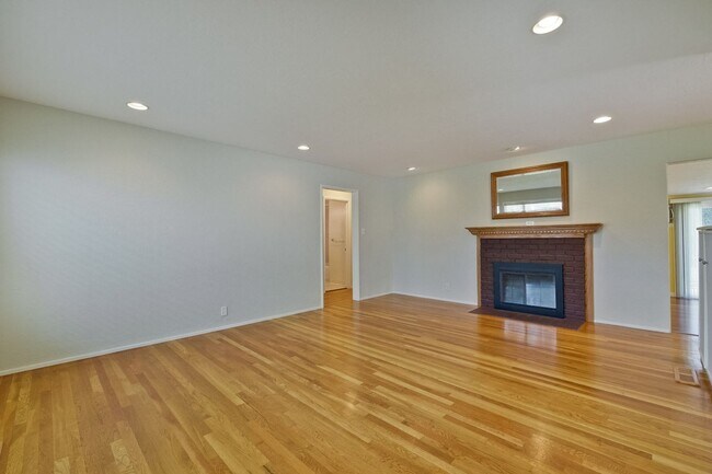 Building Photo - Awesome Home Located in a Quiet Tree Line ...
