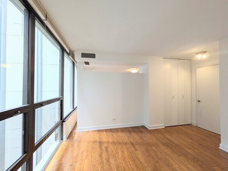 Building Photo - 230 E Ontario St