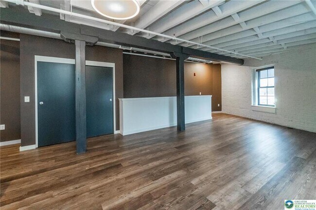 Building Photo - 107 Hamilton St