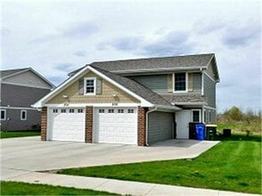 Building Photo - Fox Run Townhomes 1