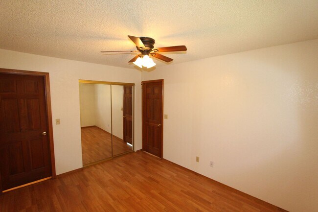 Building Photo - 2645 Valley View Dr