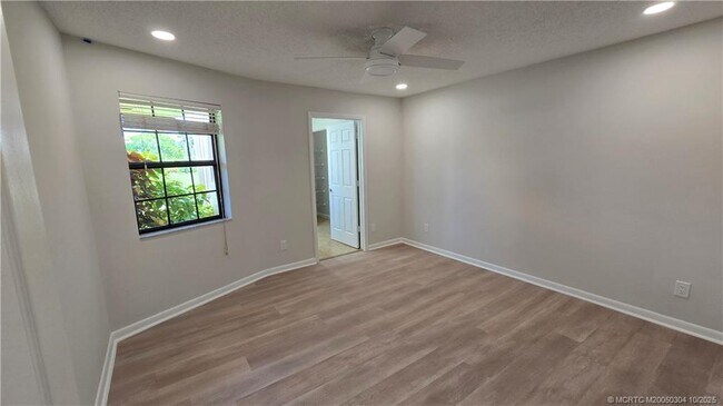 Building Photo - 1985 NE Collins Cir