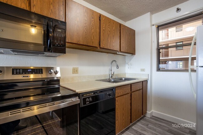 Building Photo - $2,700 / 2br - 2 BED 2 BATH CONDO