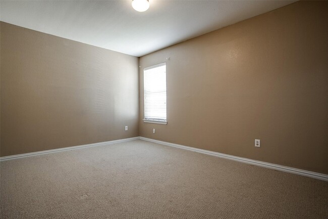 Building Photo - 1420 Canary Dr