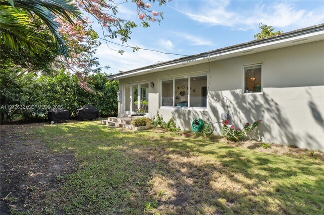 Building Photo - 408 Como Ave