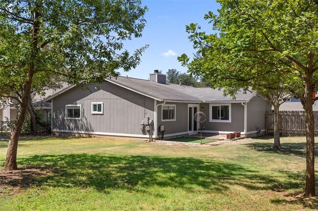 Building Photo - 2808 Firecrest Dr