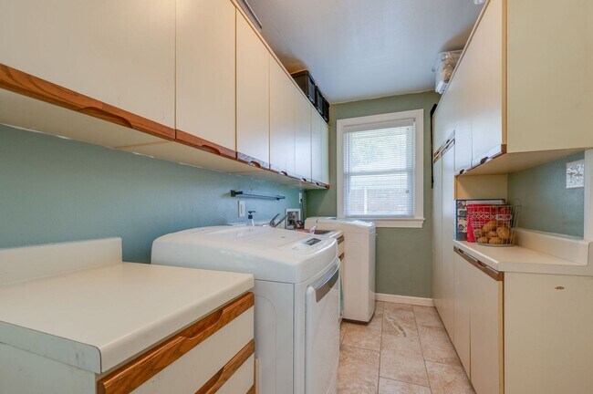 Building Photo - 2418 Heutte Dr