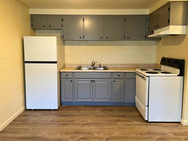 Building Photo - (CAM 9)  Very Nice Large 1 bed Apt - Close...