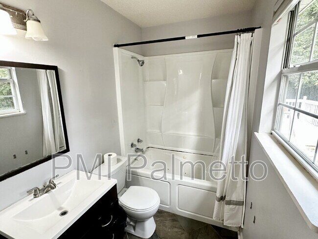 Building Photo - 844 Bentley Dr
