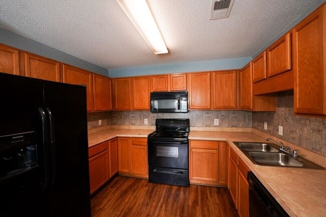 Building Photo - 8 Willow Lakes Dr
