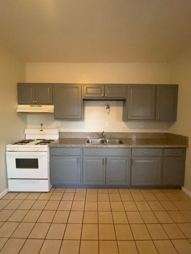 Building Photo - Beautifully updated and Spacious!  2 Bed House in Madisonville with walk through!!