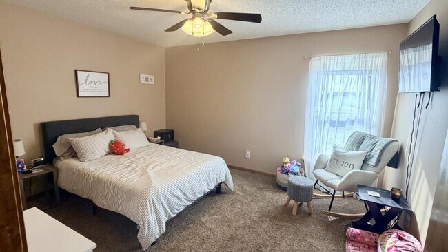 Building Photo - 2213 Larkspur