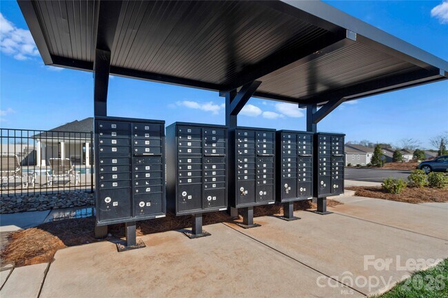 Building Photo - 7185 Sylvan Retreat Dr