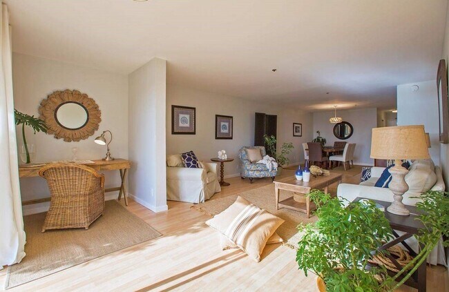 Building Photo - Live by the Bay: Renovated 2 Bed, 2 Bath