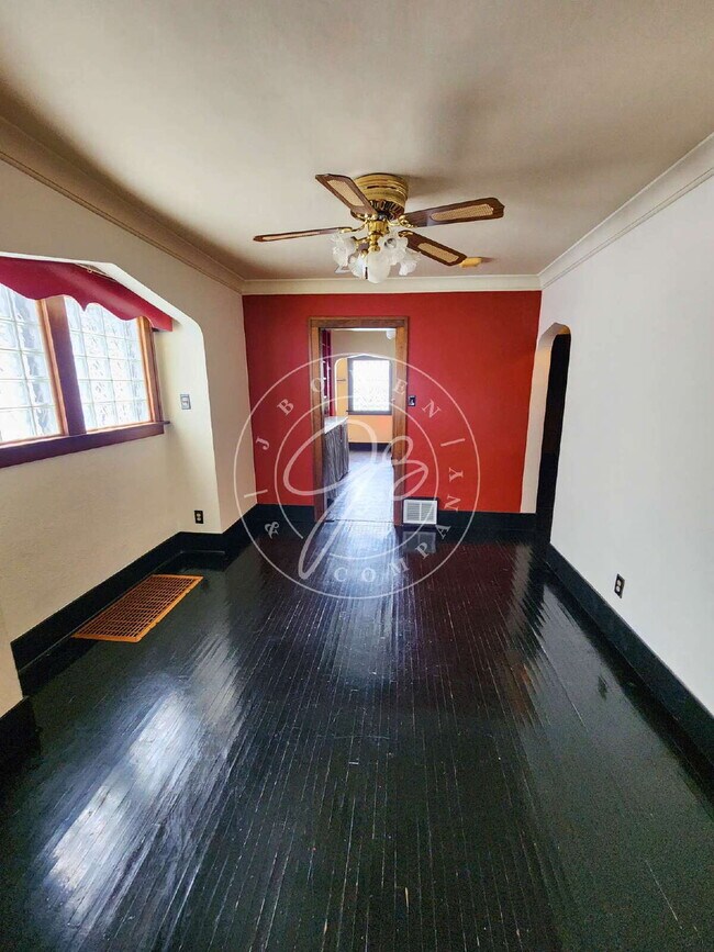 Building Photo - Adorable but unique 3+ bedrooms with bonus rooms! Fenced yard!