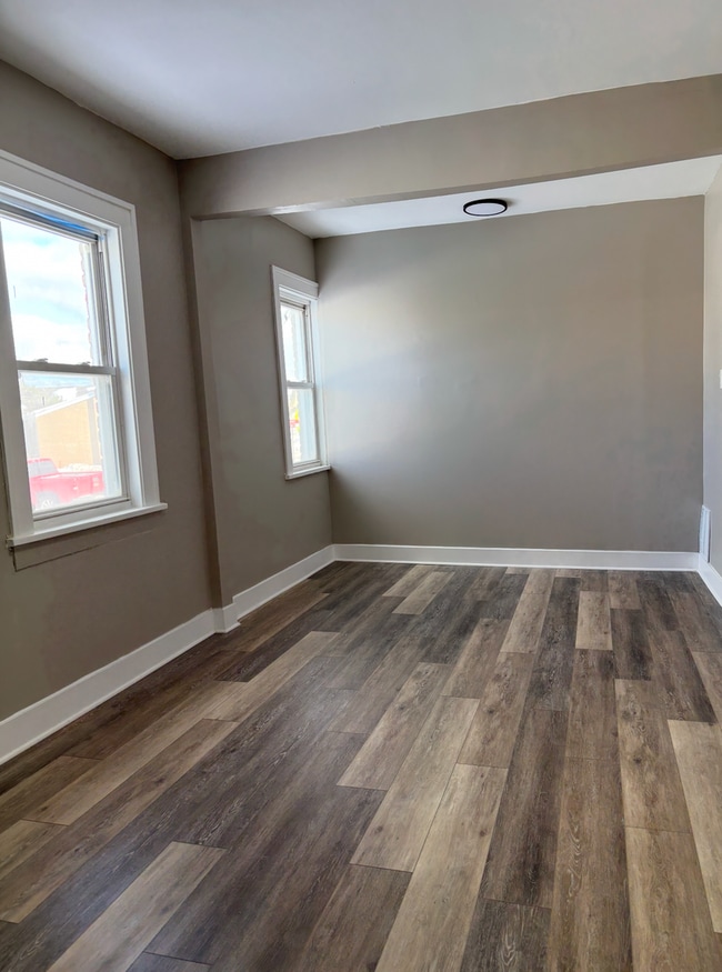 Building Photo - Spacious Open Concept Fully Renovated 3Bedroom 2 Bath Home