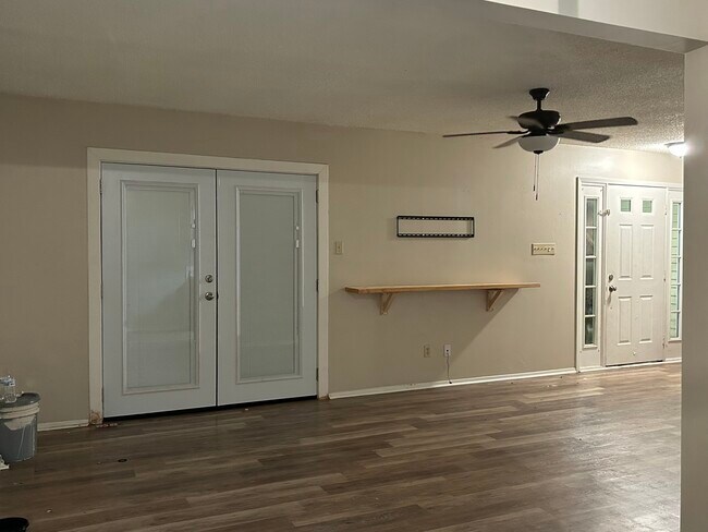 Living Area - 101 Wilbourn Blvd
