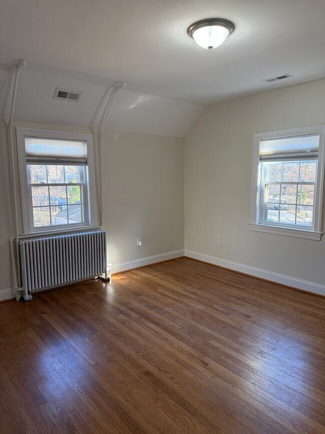 Building Photo - Discover comfort and convenience in charming North Michigan Park!