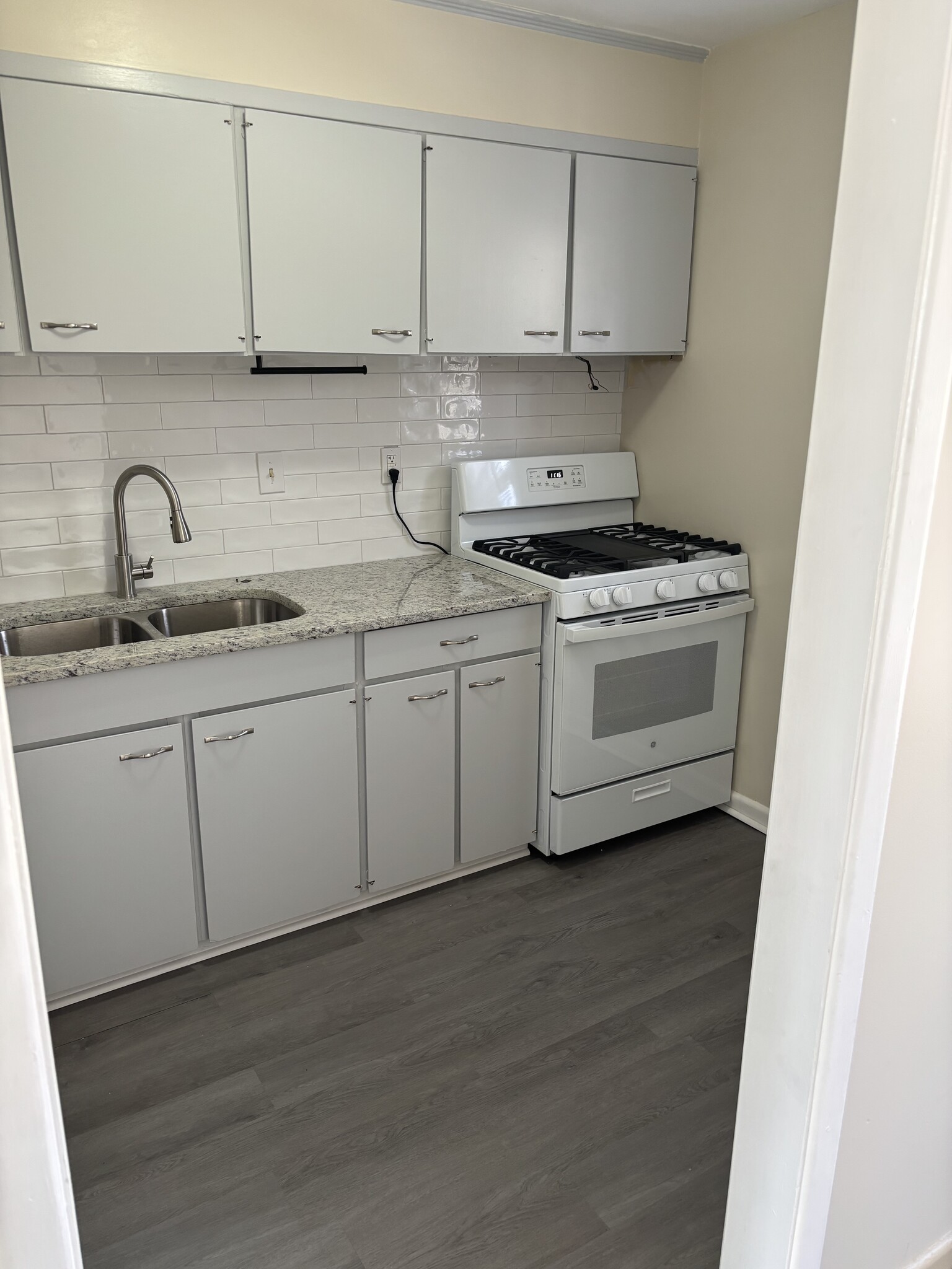 Kitchen - 2527 Hydraulic Rd