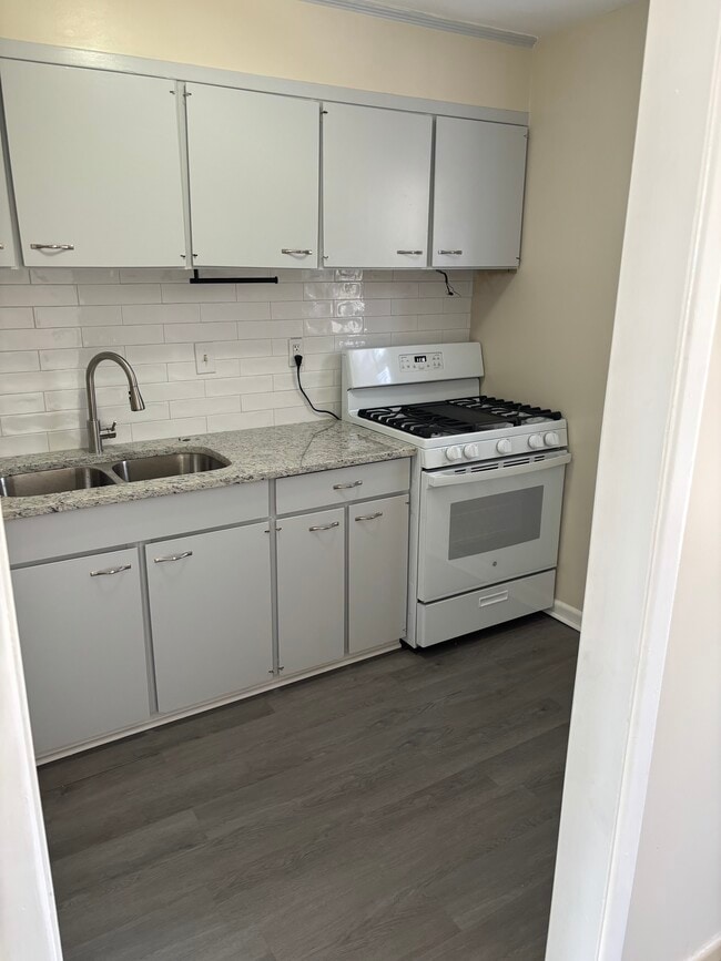 Kitchen - 2527 Hydraulic Rd
