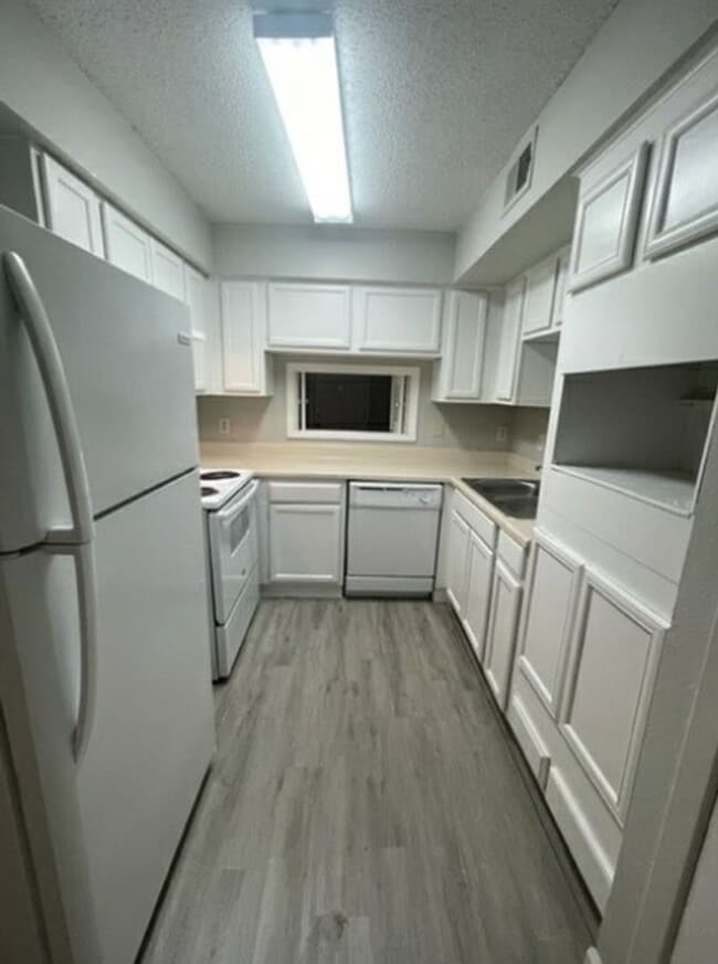 Building Photo - Charming Split-Level First-Floor Unit with...
