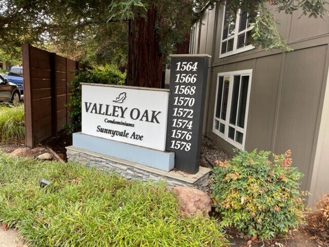 Building Photo - Gorgeous Top Floor Condo Located in Walnut Creek with Inside Laundry and Close to BART is Availab...