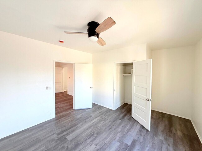 Building Photo - 1908-1910.5-19105 Daly St