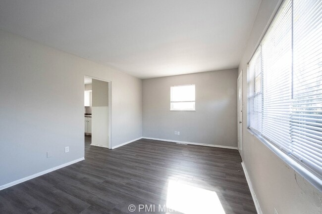 Building Photo - Charming 2-Bedroom Duplex in Indianapolis with Modern Amenities!