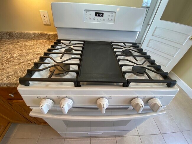 Building Photo - 39 Davis Rd