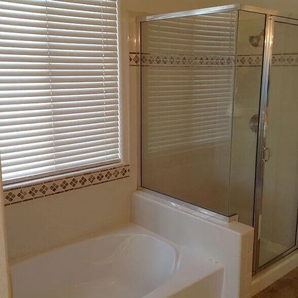 Building Photo - 814 Round Hill Dr