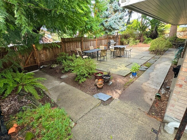 Building Photo - Spacious 2 Bedroom in Idyllic Location