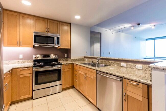 Building Photo - 250 King St