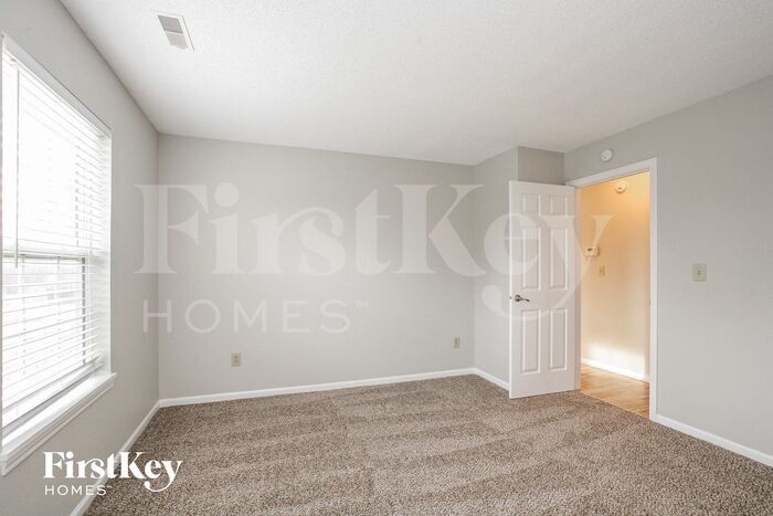 Building Photo - 429 E Pine Ridge Dr