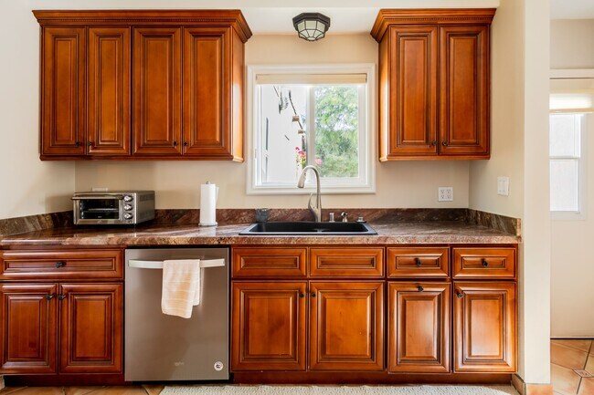Building Photo - Movie Colony Oasis - Peaceful, Walk to Dow...