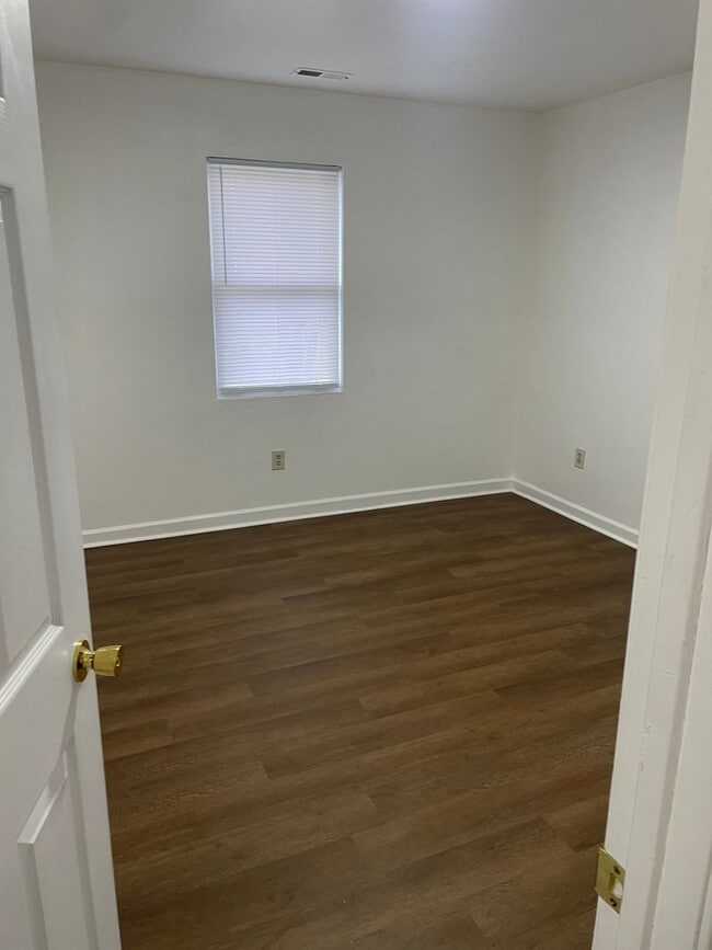 Building Photo - 3 bedroom 1 bath house for rent