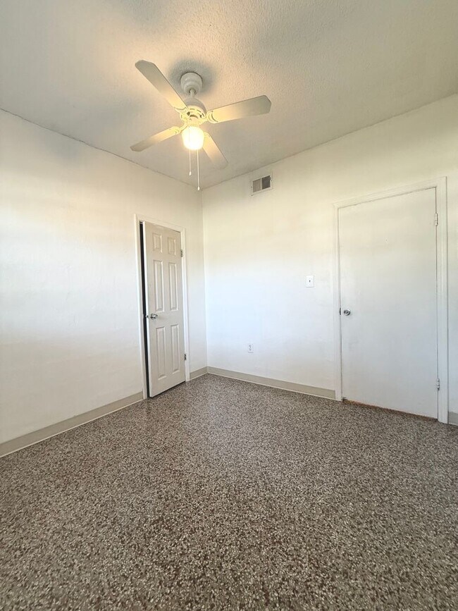 Building Photo - 2207 Vine St