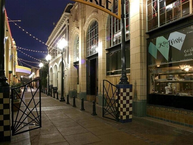 Building Photo - Lovely top floor condo unit; 2 bed/ 2 bath